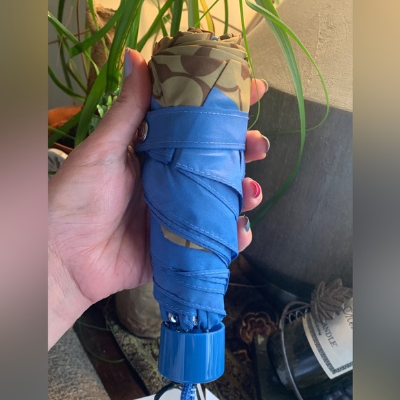 Authentic COACH signature colorblock print small retractable umbrella wristlet - Picture 2 of 7